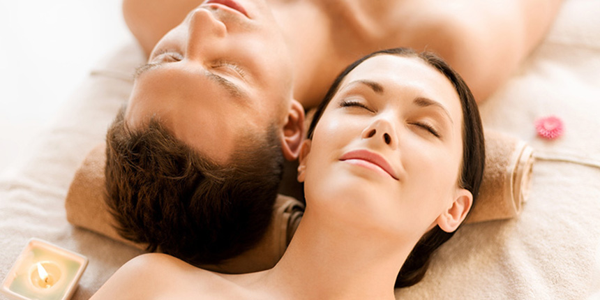 Massagem praticada em casal: O poder do toque para aquecer a relação.